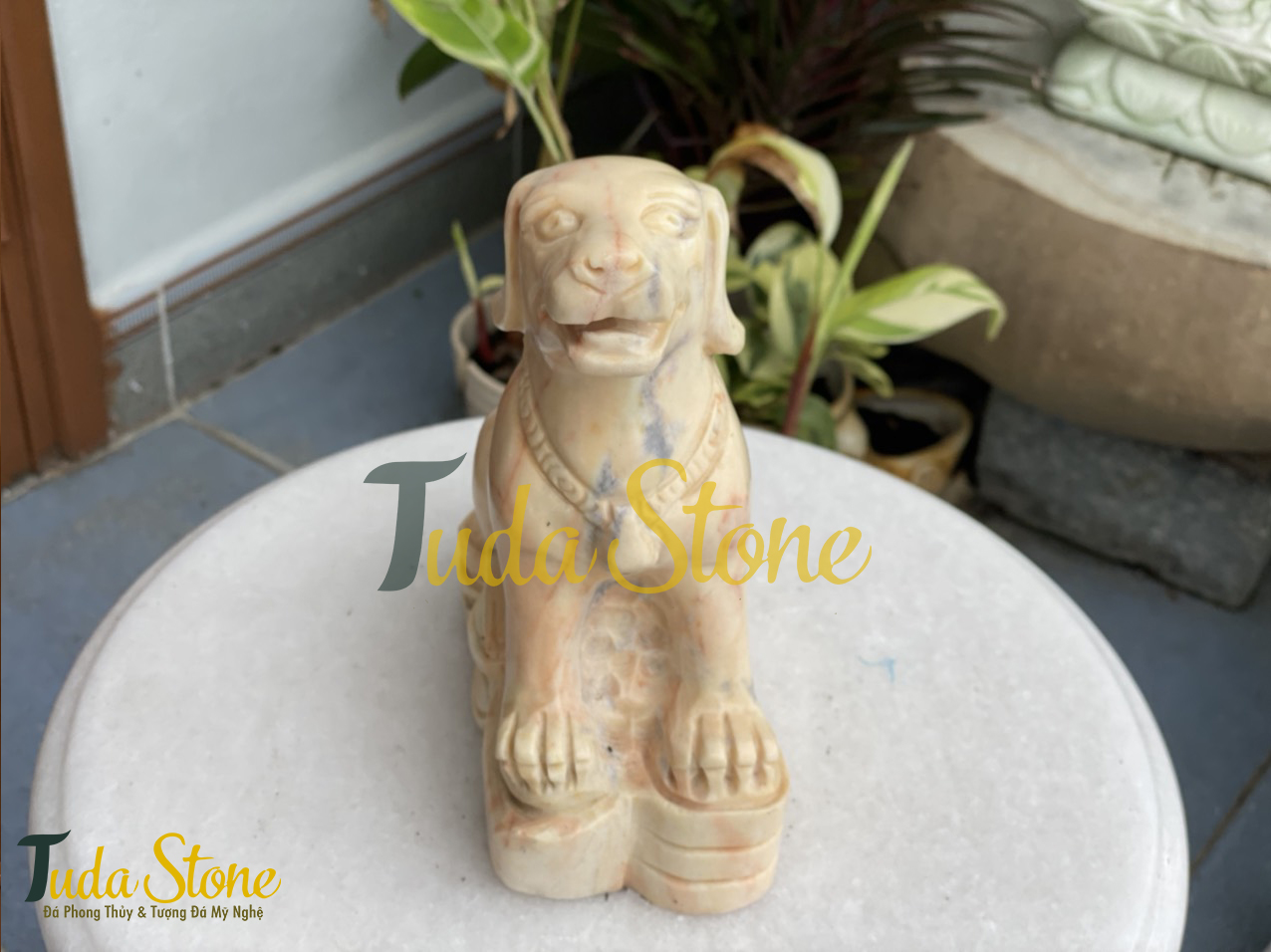 Tượng con Chó bằng Đá Cà Rốt Vàng