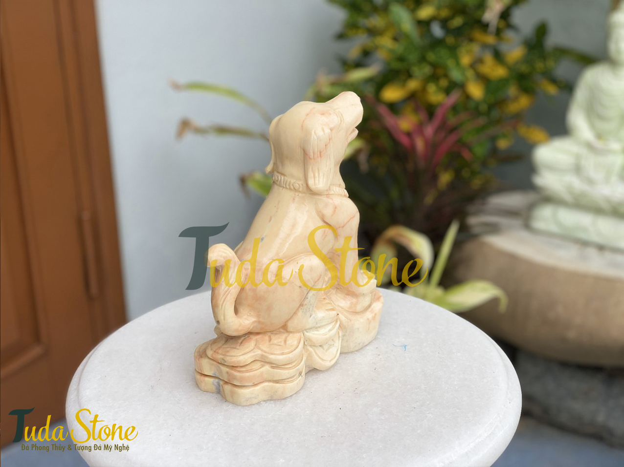 Tượng con Chó bằng Đá Cà Rốt Vàng