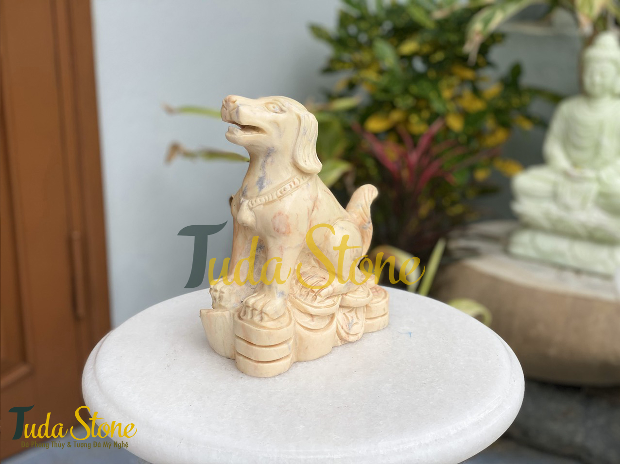 Tượng con Chó bằng Đá Cà Rốt Vàng