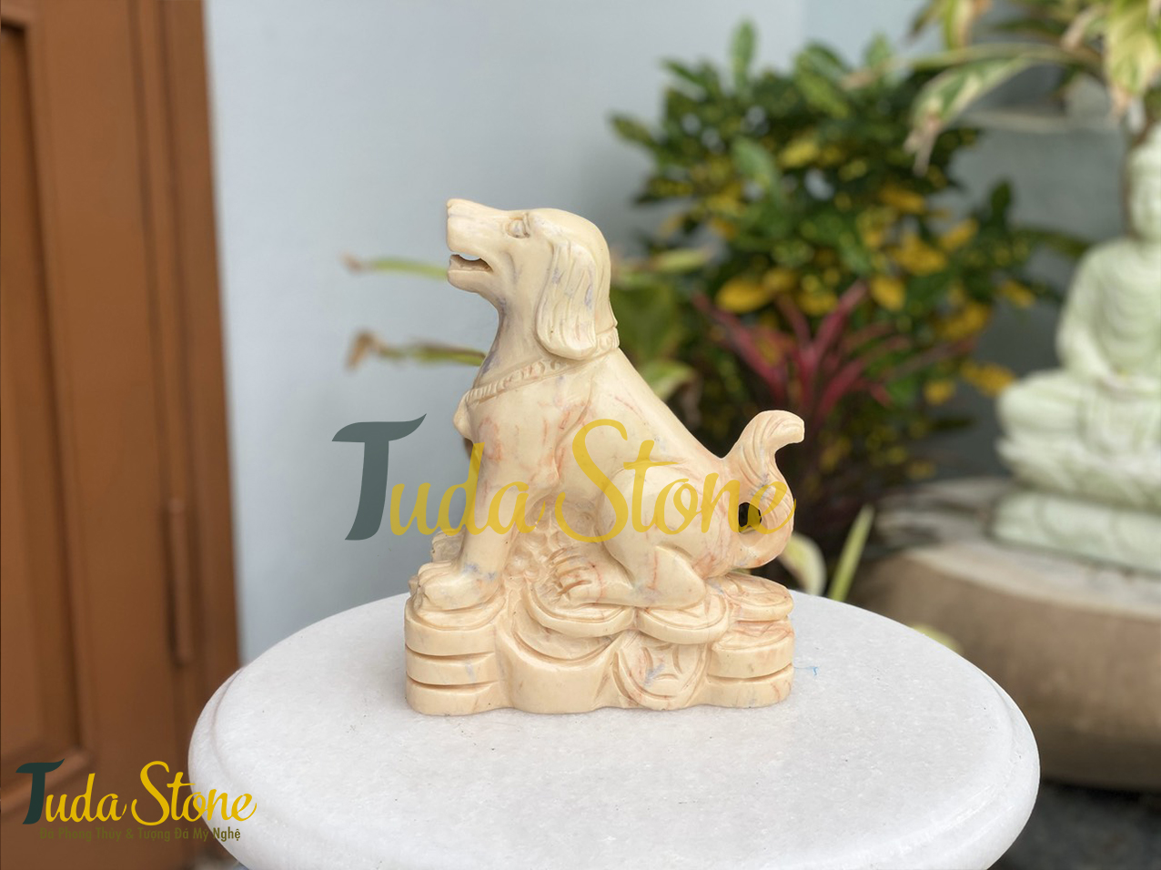 Tượng con Chó bằng Đá Cà Rốt Vàng