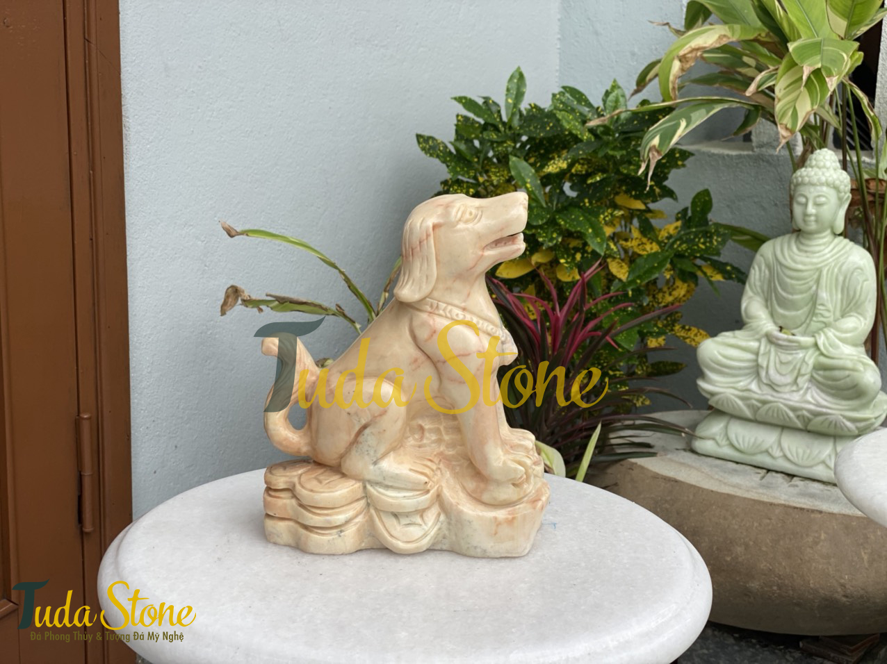 Tượng con Chó bằng Đá Cà Rốt Vàng