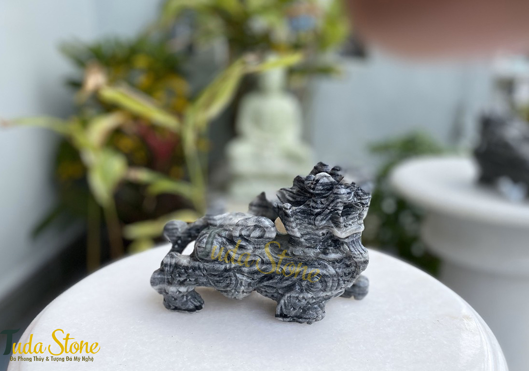 Tượng Tỳ Hưu bằng Đá Cẩm Thạch Đen (Vân Trắng)
