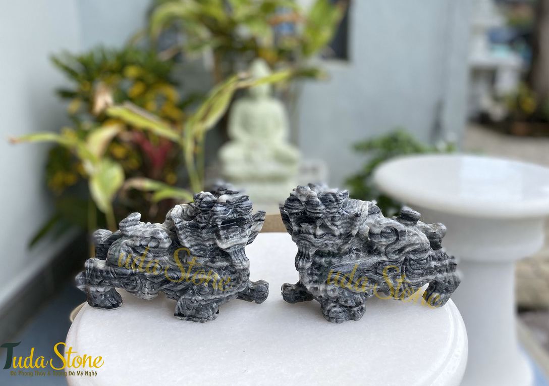 Tượng Tỳ Hưu bằng Đá Cẩm Thạch Đen (Vân Trắng)