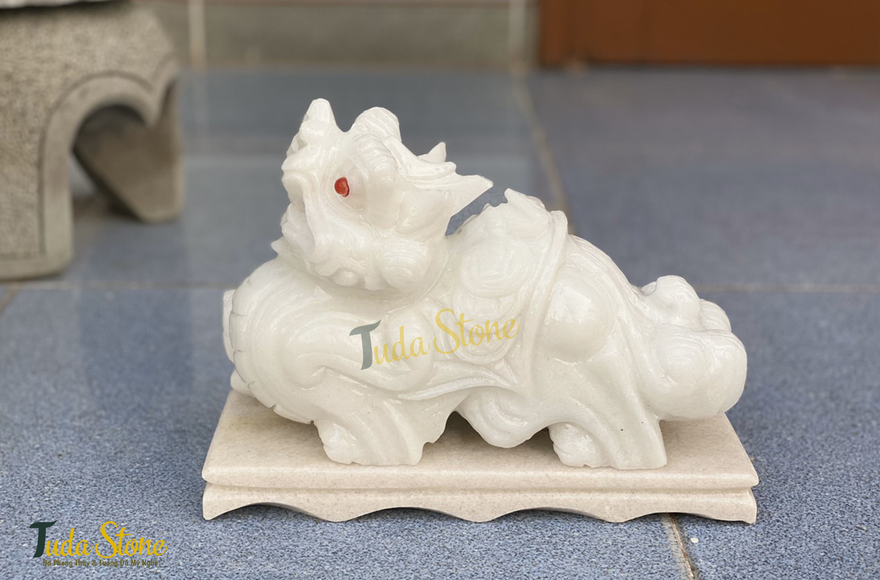 Tượng Tỳ Hưu bằng Đá Cẩm Thạch Xanh Nhạt