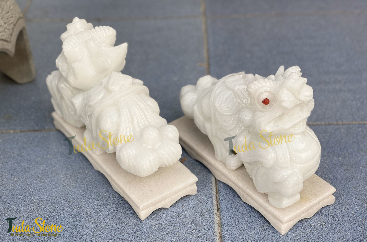 Tượng Tỳ Hưu bằng Đá Cẩm Thạch Xanh Nhạt
