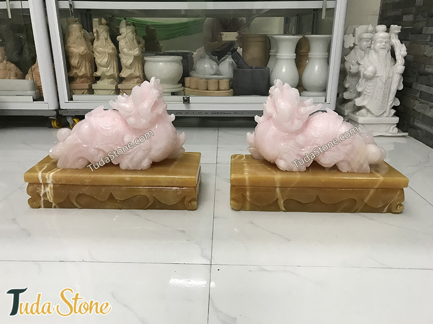 Tỳ Hưu đá ngọc hồng Onyx (đế đá ngọc Hoàng Long)